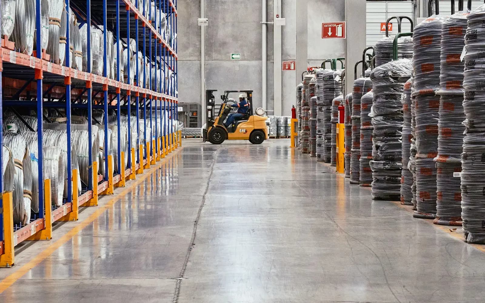 Entrepôt logistique avec chariot élévateur : image d'illustration